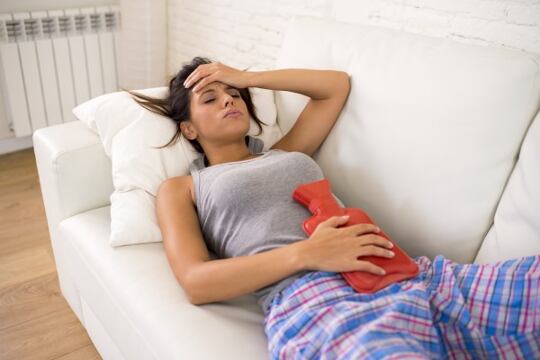 Schmerzhafte Menstruation kann Sie lähmen